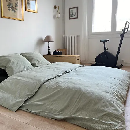 Nouveau 2p Parisien Apartment